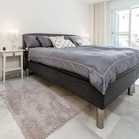 Sensational And Exotic 3-bedroom Retreat In Nueva Andalucia With A Palm Garden דירה *