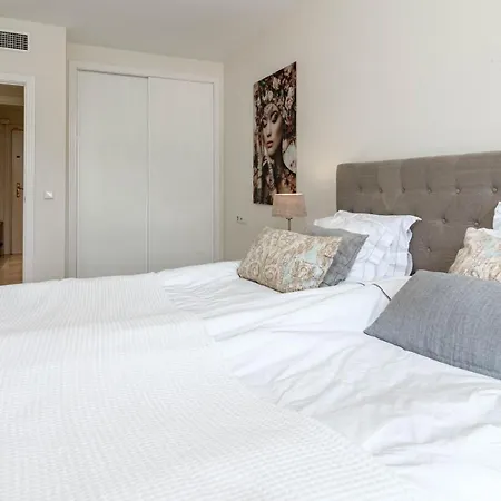 Sensational And Exotic 3-bedroom Retreat In Nueva Andalucia With A Palm Garden מארבלה