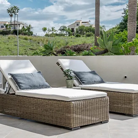 Sensational And Exotic 3-bedroom Retreat In Nueva Andalucia With A Palm Garden 公寓 马尔韦利亚