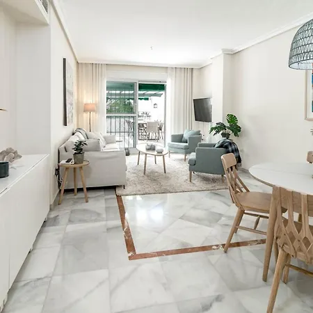 Sensational And Exotic 3-bedroom Retreat In Nueva Andalucia With A Palm Garden 马尔韦利亚