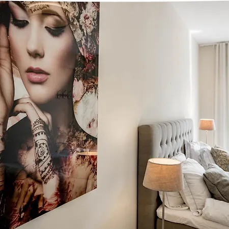 公寓 Sensational And Exotic 3-bedroom Retreat In Nueva Andalucia With A Palm Garden 马尔韦利亚